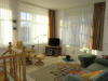Wohnzimmer mit Stressless-Sessel, bequemer Couch, Hocker, Tisch, Musikanlage mit CD, DVD, MP3, DVD-Audio, LED-Fernseher